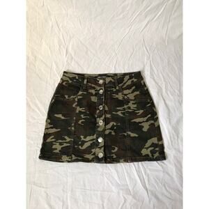 Almost‎ famous camo skirt size 5
